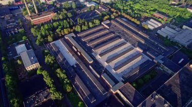 Endüstriyel şehir bölgesindeki bina ve malzeme deposunun yukarıdan görünüşü