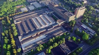 Kentsel sanayi bölgesindeki birçok bina, fabrika ve depo çatısı