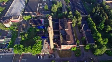 Şehirdeki eski büyük borunun ya da bacanın havadan görünüşü