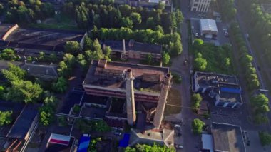 Şehirdeki eski bir fabrikanın borusu. Hava aracı görünümü