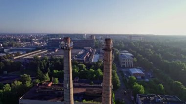 Şehirdeki eski büyük borunun ya da bacanın havadan görünüşü