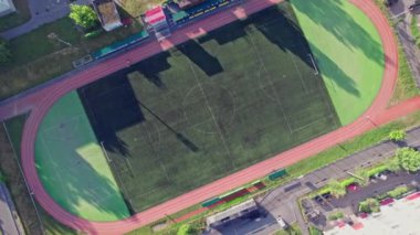 Küçük futbol ya da futbol stadyumu şehir peyzaj yeşil çim ile havadan görünümü