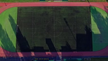 Açık hava küçük futbol sahası ve pist üstü manzarası