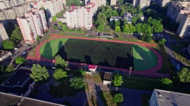 Futbol için şehir stadyumunun havadan çekimi.