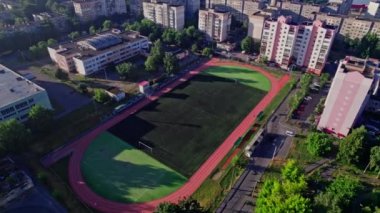 Küçük futbol ya da futbol stadyumu şehir peyzaj yeşil çim ile havadan görünümü