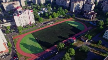 Avrupa 'nın küçük bir kentindeki futbol stadyumunun havadan görünüşü