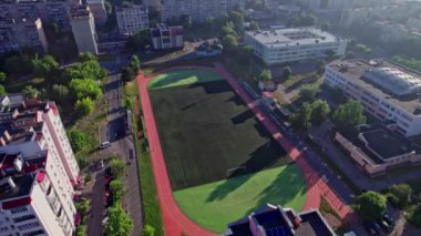 Önünde küçük bir futbol stadyumu olan havacılık şehri manzarası.