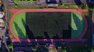 Futbol için şehir stadyumunun havadan çekimi.