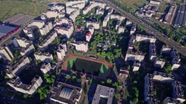 Önünde küçük bir futbol stadyumu olan havacılık şehri manzarası.