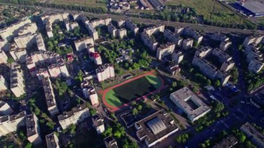Küçük futbol ya da futbol stadyumu şehir peyzaj yeşil çim ile havadan görünümü