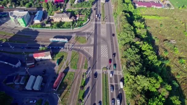 Dron Wznosi Się Ponad Skrzyżowaniem Dróg Przedmieściach Samochody Jeżdżą Różnych — Wideo stockowe