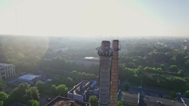 Flygfoto Över Industrianläggningen Med Rör Nära Staden — Stockvideo