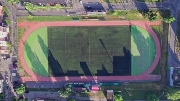 空中城市景观 前面有一个小足球场 — 图库视频影像