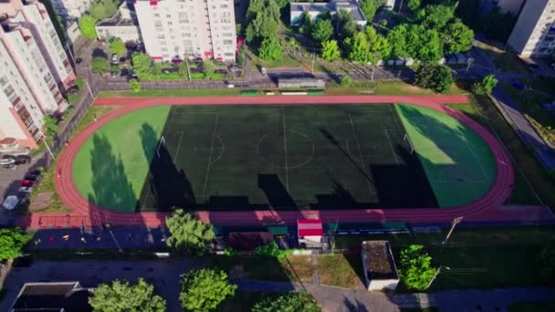 露天小型足球场的空中景观及跑道顶部景观 — 图库视频影像