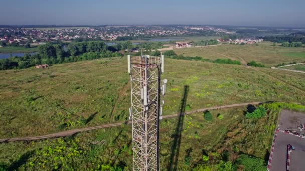 Telecom Tower Antenne Satellite Trasmette Segnali Dei Segnali Cellulari Consumatori — Video Stock