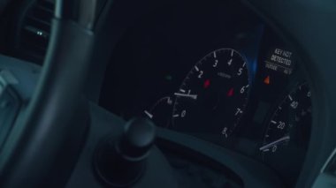 Analog ve dijital ekranlı araç kontrol paneli. Görüntü, uzak anahtarın bulunamadığını ya da sunulmadığını gösteriyor