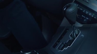 Otomatik vites, otomatik vites, modern bir araba.