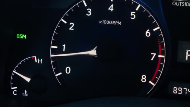 道路安全条例概念 仪表板上的汽车安全带指示灯 — 图库视频影像