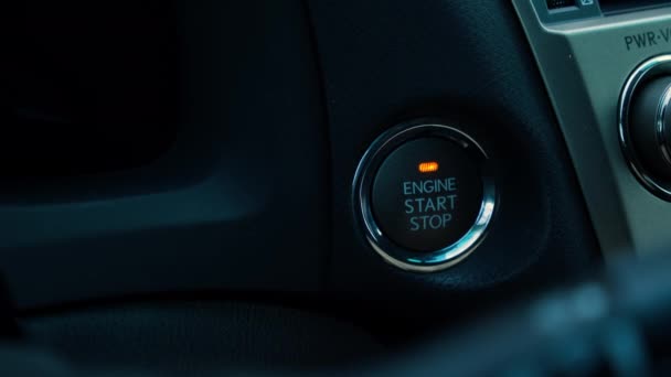 車のエンジンを始動 ボタンまで追跡します 指がボタンを押して車のエンジンを始動させる — ストック動画