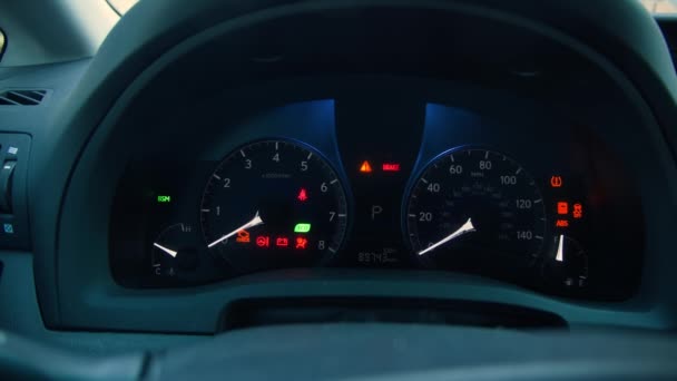 警告灯と多くの異なる車のダッシュボードライトが点灯 — ストック動画