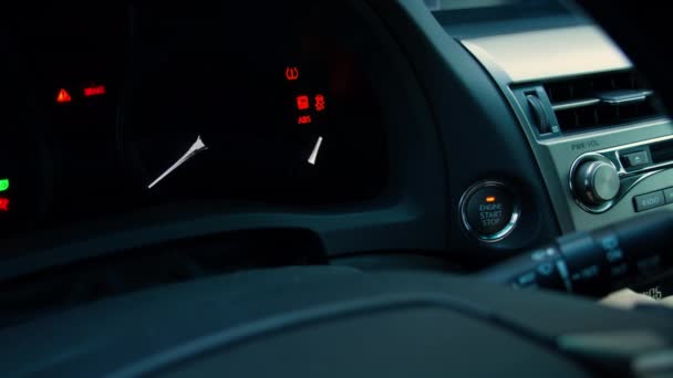 車のエンジンを始動 ボタンまで追跡します 指がボタンを押して車のエンジンを始動させる — ストック動画