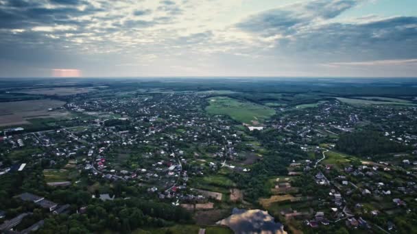 乌克兰一个村庄的农村房屋的空中景观 乌克兰典型的乡村街道 人民的乡村生活 — 图库视频影像