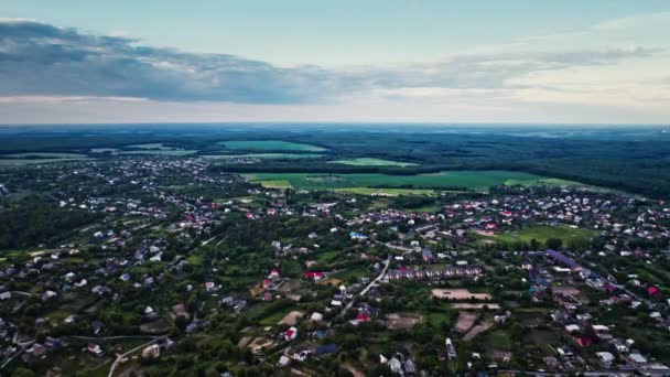 ウクライナの村で農村住宅の空中ビュー ウクライナの典型的な田舎道 人々の村の生活 — ストック動画