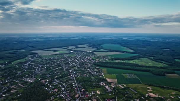 ウクライナの村で農村住宅の空中ビュー ウクライナの典型的な田舎道 人々の村の生活 — ストック動画