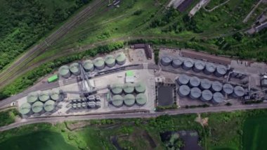 Mısır Kurutma Siloları, İç Tahıl Terminali, Tahıl Asansörleri Bir Tarlada Duruyor.