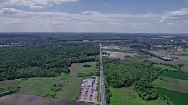 Vue aérienne d'une route traversant un paysage rural en pleine floraison