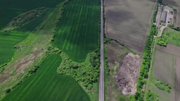 从空中俯瞰穿过乡村风光的道路 — 图库视频影像
