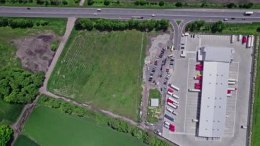 Lojistik merkezde yüklenen kamyonların hava görüntüsü. İnsansız hava aracından görüntüle.