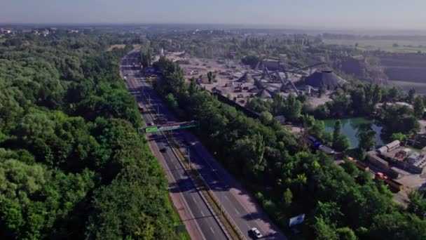 Vykopávač Nakládající Rozdrcený Kámen Nákladního Auta Kamenolomu Letecký Pohled Shora — Stock video