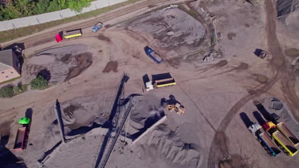 Escavadeiras Tratores Carregam Pedra Triturada Rocha Caminhões Basculantes Mineração Caminhão — Vídeo de Stock