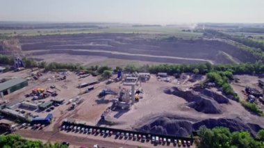 Taş ocağının hava manzarası, inşaat endüstrisi için taşın endüstriyel çıkarılması.