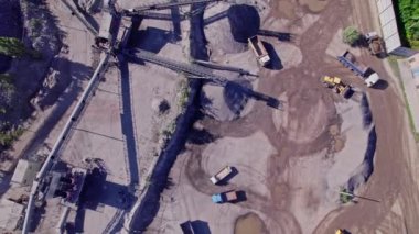 Taş ocağının hava manzarası, inşaat endüstrisi için taşın endüstriyel çıkarılması.