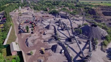 Taş öğütücü makinesinin hava görüntüsü, taşıma bandı ve zıpzıp besleyicisi.