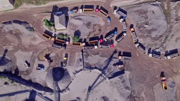 Las Excavadoras Tractores Cargan Piedra Triturada Roca Camiones Volquete Camión — Vídeos de Stock