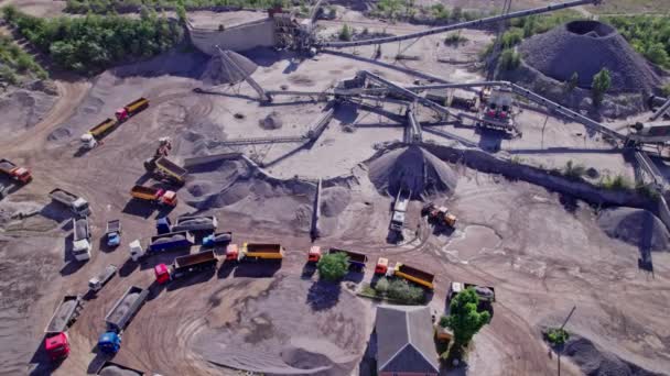 Excavators Tractors Load Crushed Stone Rock Dump Trucks Mining Truck — Vídeo de stock
