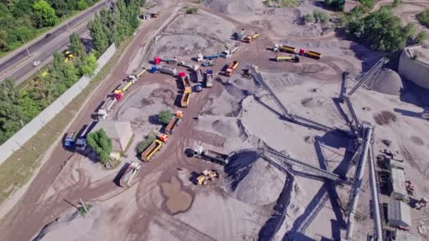Excavator Loading Crushed Stone Dump Truck Crushed Stone Quarry Aerial — Vídeo de Stock