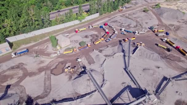 Excavator Loads Crushed Stone Truck Quarry Extraction Gravel Production Transportation — Vídeo de stock