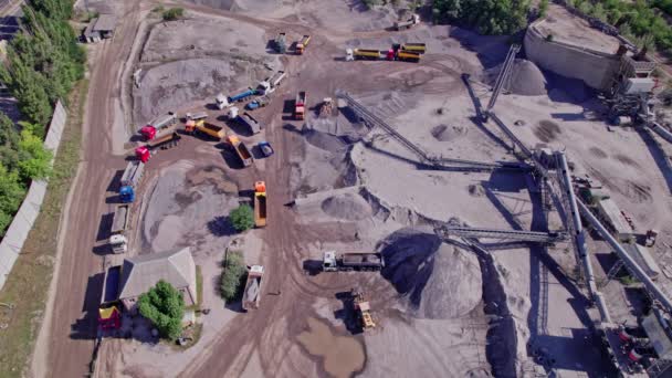 Escavadeiras Tratores Carregam Pedra Triturada Rocha Caminhões Basculantes Mineração Caminhão — Vídeo de Stock