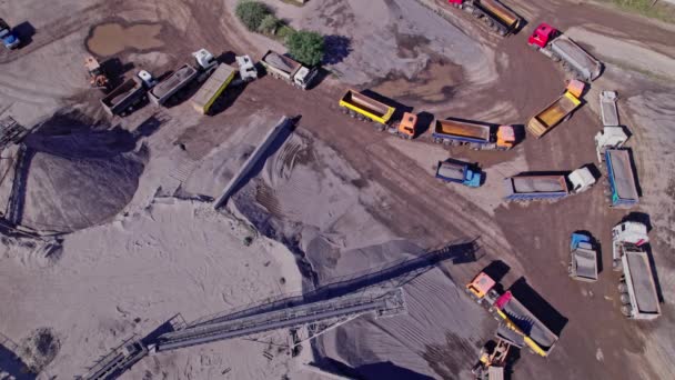 从空中俯瞰一台挖掘机将碎石装入碎石采石场的垃圾车 — 图库视频影像