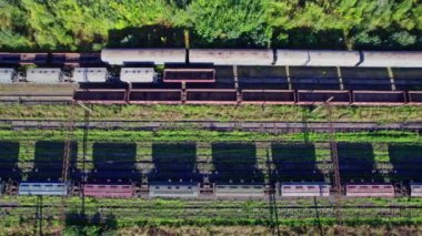 Tren yolu kargo istasyonu kavşağında bir sürü tren ve raylar var.