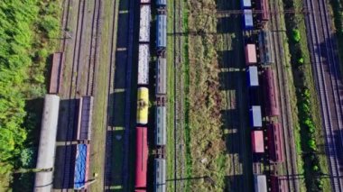 Bir sürü Hattı ve Yük Treni olan tren istasyonu. Hava Görünümü