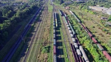 Tren yolu kargo istasyonu kavşağında bir sürü tren ve raylar var.