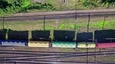 Bir sürü Hattı ve Yük Treni olan tren istasyonu. Hava Görünümü
