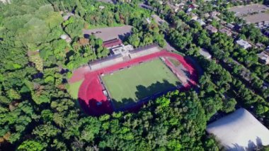 Avrupa 'nın küçük bir kentindeki futbol stadyumunun havadan görünüşü