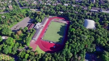 Önünde küçük bir futbol stadyumu olan havacılık şehri manzarası.
