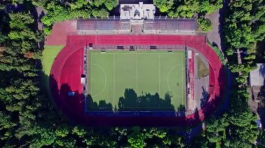 Önünde küçük bir futbol stadyumu olan havacılık şehri manzarası.